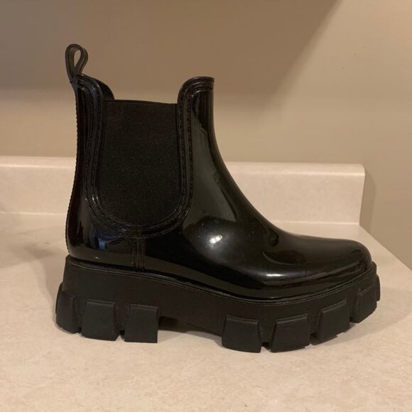 Chunky platform black ankle boots w/ elastic side panels; Forever 21; great cond - Picture 2 of 6